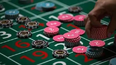 မြန်မာ ကစားသမားများ innwa8 cc တွင် Online Slots ကစားနေသောမြင်ကွင်း